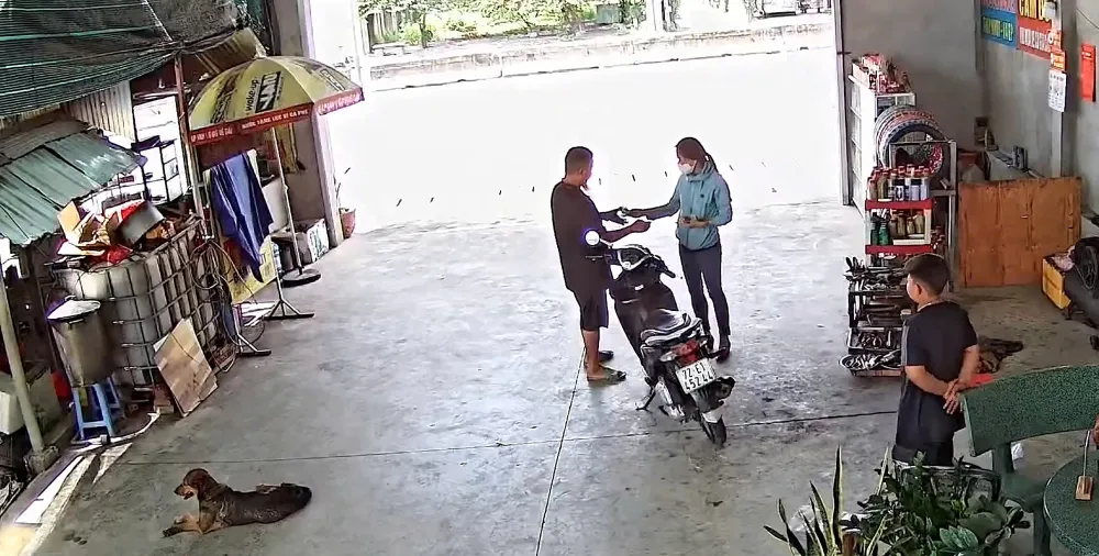 Thước "râu" vẽ bệnh, phá xe của chị T thì bị Công an huyện Long Thành ập vào bắt quả tang. Ảnh: NHÓM PV Người dân vui mừng khi nhóm phá xe trên Quốc lộ 51 bị báo phản ánh