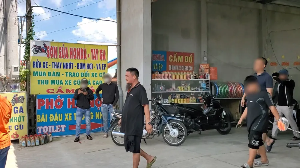 Công an sau đó đưa cả Thước và con trai ông này về trụ sở để làm rõ. Ảnh: NHÓM PV Người dân vui mừng khi nhóm phá xe trên Quốc lộ 51 bị báo phản ánh