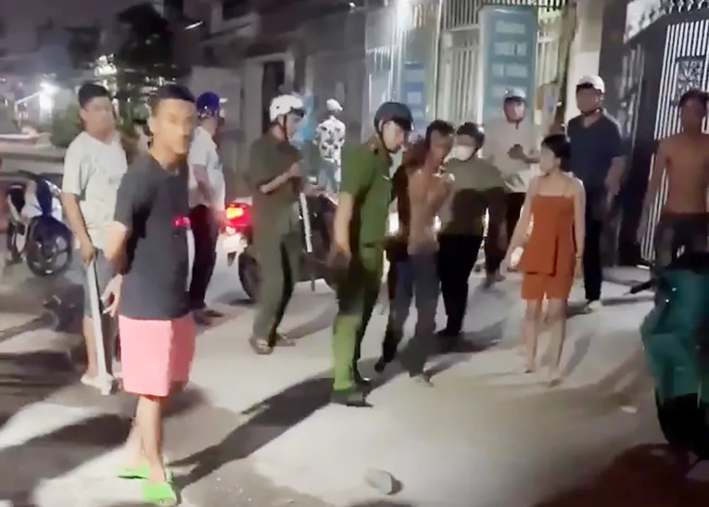 Tuấn đang leo mái nhà dân lẩn trốn thì bị công an bắt. Ảnh: HT Thông tin bất ngờ vụ ‘thanh niên nghi ngáo đá, leo khách sạn’ ở Bình Chánh