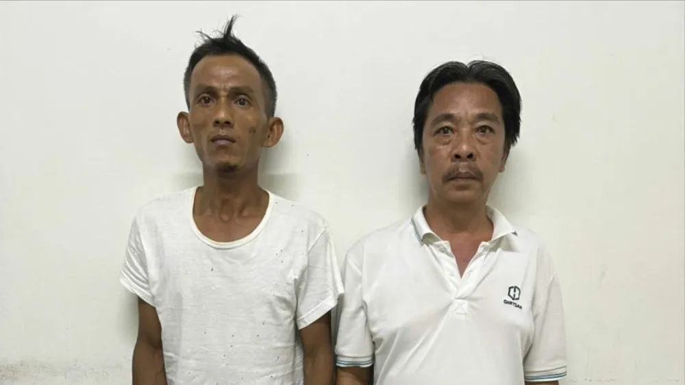 Tuấn (bên trái) và Hòa tại cơ quan điều tra. Ảnh: CA Thông tin bất ngờ vụ ‘thanh niên nghi ngáo đá, leo khách sạn’ ở Bình Chánh
