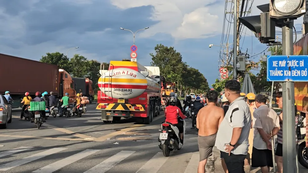 Công an sau đó phong tỏa hiện trường, khám nghiệm điều tra nguyên nhân. Ảnh: HT Đi chợ đầu mối Bình Điền, 2 người bị xe bồn cán tử vong