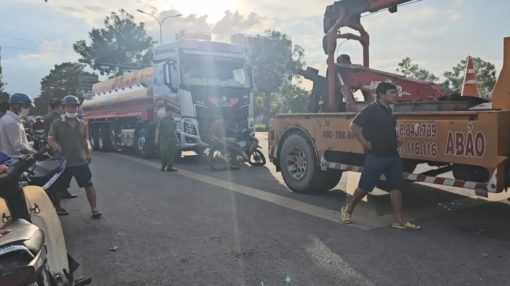 Vụ tai nạn xảy ra khiến hai người trên xe máy tử vong. Ảnh: HT Đi chợ đầu mối Bình Điền, 2 người bị xe bồn cán tử vong