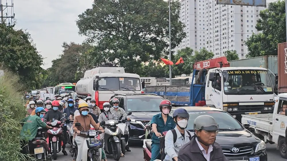Ảnh hưởng từ tai nạn khiến giao thông qua khu vực ùn ứ. Ảnh: HT Đi chợ đầu mối Bình Điền, 2 người bị xe bồn cán tử vong
