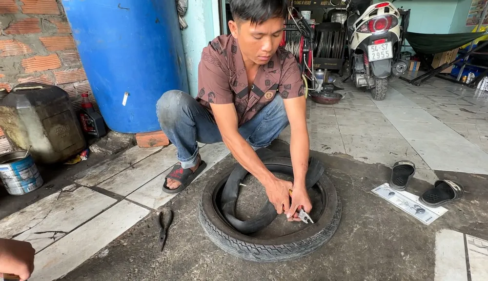 Cường bị Công an TP Thủ Đức bắt quả tang khi đang phá xe của khách rồi lấy tiền. Ảnh: NHÓM PV Thêm 1 tiệm phá xe trên quốc lộ đóng cửa, công an tiếp tục tìm nạn nhân
