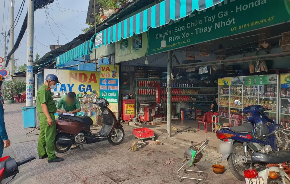 Tiệm sửa xe Nguyễn Hiền trên Quốc lộ 1 đoạn gần cầu vượt Quang Trung (phường Trung Mỹ Tây, quận 12) hiện đã đóng cửa. Ảnh: NHÓM PV Thêm 1 tiệm phá xe trên quốc lộ đóng cửa, công an tiếp tục tìm nạn nhân