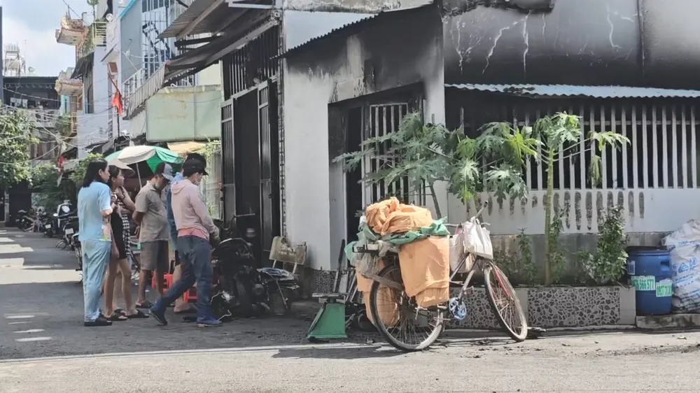 Nguyên nhân vụ cháy hiện vẫn được công an làm rõ. Ảnh: HT Cháy nhà lúc 3 giờ sáng, 4 người thoát bằng đường mái tôn hàng xóm