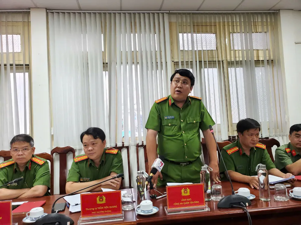 Đại diện Công an quận Tân Bình thông tin trong buổi họp báo. Ảnh: NT cong-an-tp-hcm-pha-duong-day-mua-ban-tre-em (1).jpg