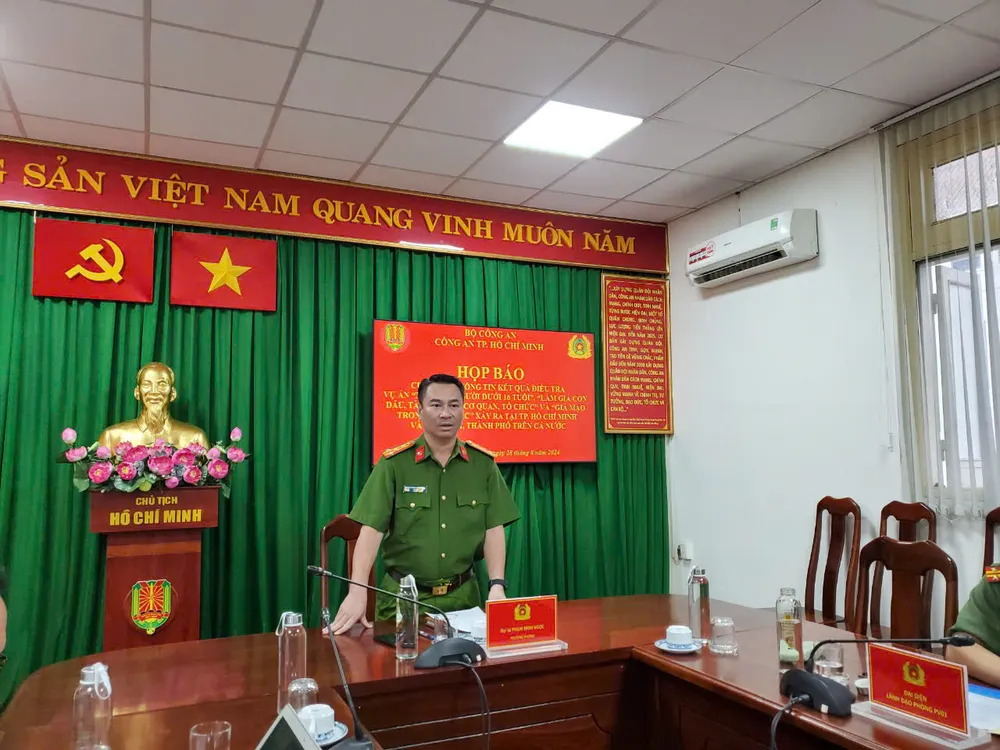 Đại tá Phạm Đình Ngọc, Trưởng Phòng Cảnh sát hình sự thông tin tại buổi họp báo. Ảnh: NT Công an TP.HCM phá đường dây mua bán trẻ em liên quan 32 tỉnh, thành
