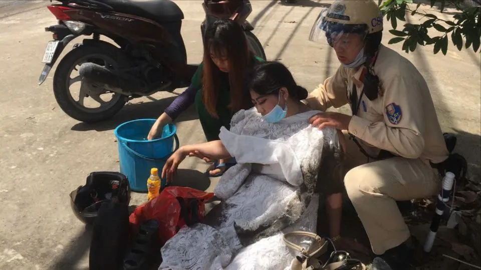 Phát hiện người phụ nữ bị ngất xỉu, co giật sau va chạm giao thông, lực lượng CSGT đã nhanh chóng hỗ trợ. Ảnh: CA CSGT dùng xe đặc chủng chở người phụ nữ bị co giật sau tai nạn đi cấp cứu