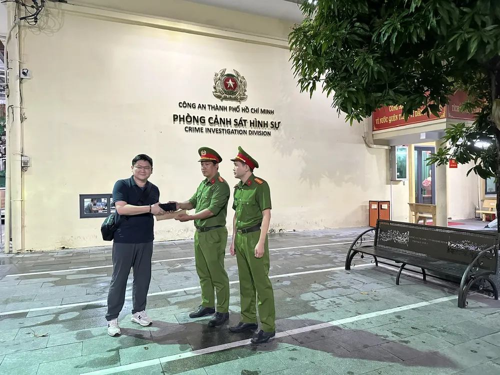 Nam du khách Singapore đã gửi lời cảm ơn đến Công an TP.HCM. Ảnh: CA Du khách Singapore: ‘Công an Việt Nam quá giỏi’