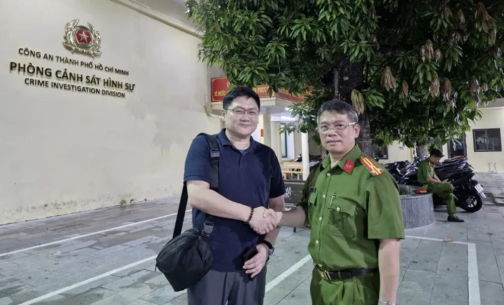 Lãnh đạo PC02 đã trực tiếp trao trả lại điện thoại cho anh Beng. Ảnh: CA Du khách Singapore: ‘Công an Việt Nam quá giỏi’