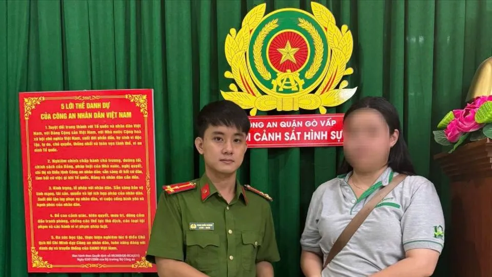 Công an quận Gò Vấp đã trao trả điện thoại cho chị T. Ảnh: CA Bắt nhanh kẻ cướp giật điện thoại của cô gái ở Gò Vấp