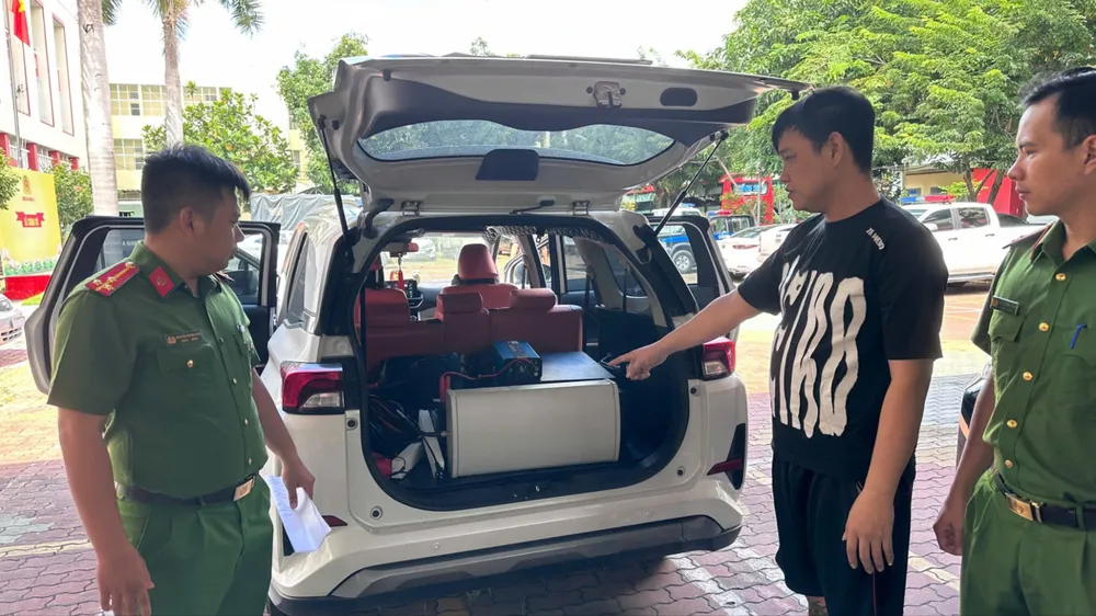 Tòng bị bắt khi đang dùng xe ô tô chở thiết bị giả trạm BTS để phát tán tin nhắn trái phép. Ảnh: CA Bắt nhóm người Việt và Trung Quốc chở trạm BTS giả gửi tin nhắn quảng cáo cá cược