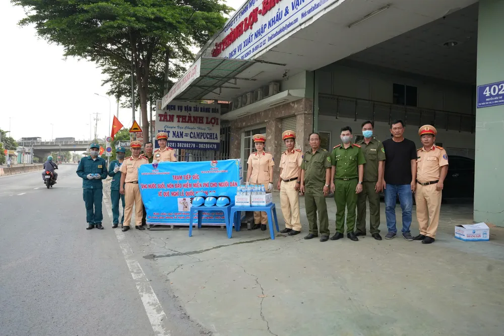 Hàng trăm người dân về quê nghỉ lễ được tặng nón bảo hiểm, nước suối ở Bình Chánh