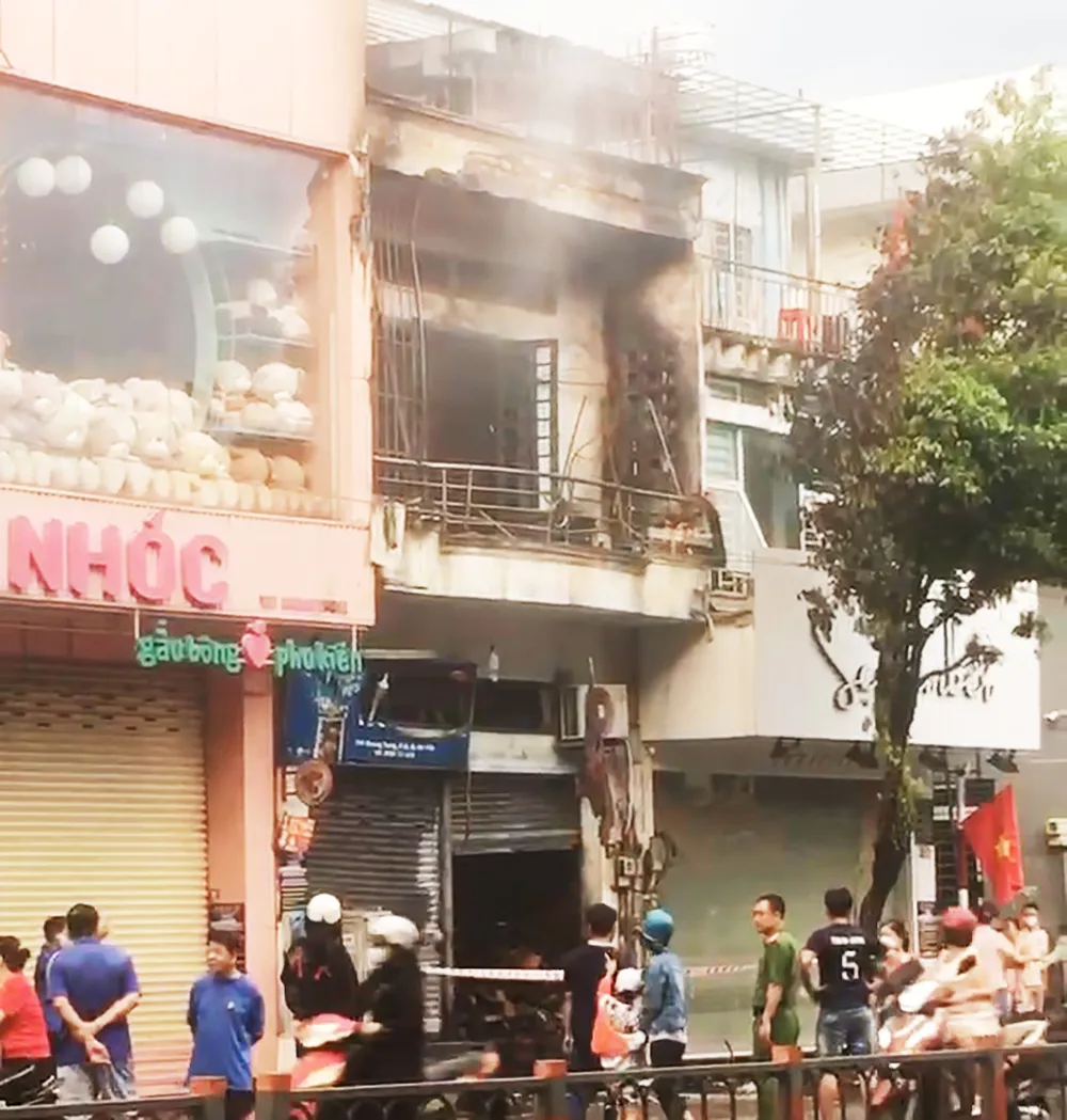 Cảnh sát phong tỏa hiện trường, xác định nguyên nhân vụ cháy, sáng 31-8. Ảnh: Huỳnh Nghĩa Cháy dữ dội nhà mặt tiền đường Quang Trung, 3 người thoát nạn