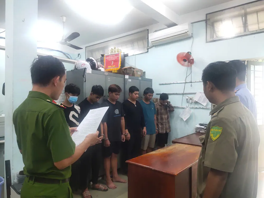 Thanh niên thuê tạt sơn 4 địa điểm giá 8 triệu để gây áp lực đòi nợ ở Bình Tân