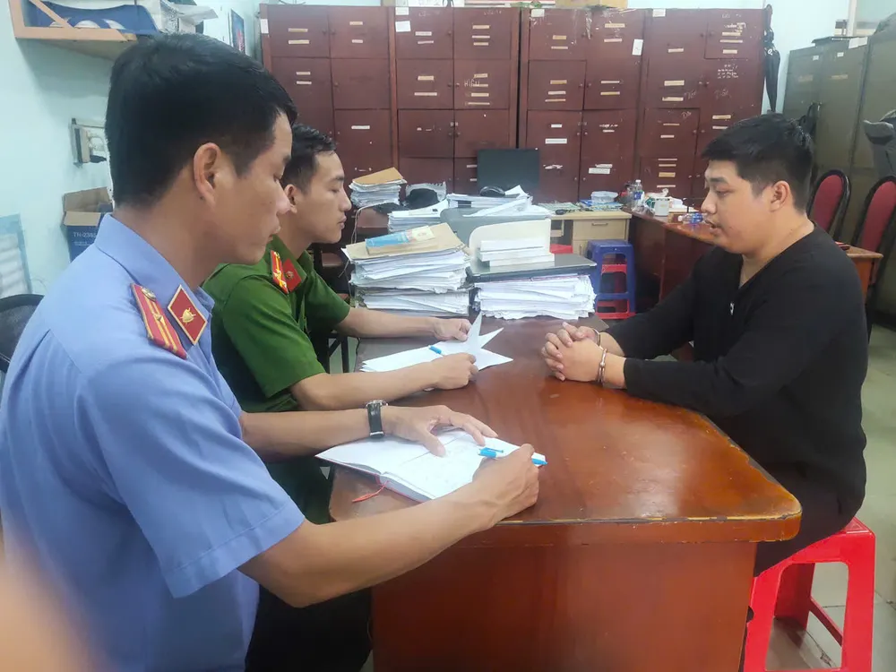 Thanh niên thuê tạt sơn 4 địa điểm giá 8 triệu để gây áp lực đòi nợ ở Bình Tân