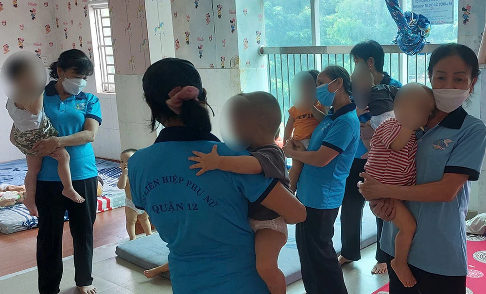 UBND phường Trung Mỹ Tây cử hơn 20 người tới chăm sóc các trẻ ở Mái ấm Hoa Hồng