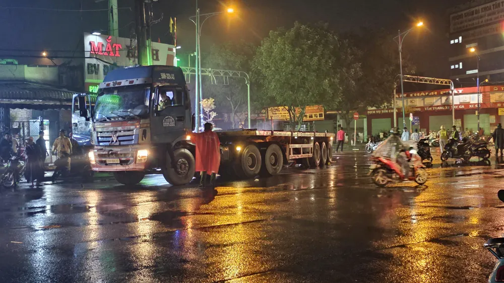 Hiện trường vụ chiếc xe máy sau va chạm bị ô tô đầu kéo cuốn vào gầm khiến hai cháu bé tử vong, người phụ nữ nguy kịch. Ảnh: HT Bị xe đầu kéo cuốn vào gầm, 2 cháu bé tử vong, người phụ nữ nguy kịch