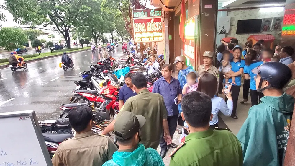 hai-bao-mau-danh-tre-o-mai-am-hoa-hong-bi-khoi-to (3).jpg