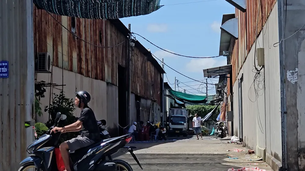 Hiện trường vẫn được cơ quan chức năng phong tỏa để điều tra nguyên nhân, trưa 9-9. Ảnh: HT Cháy dữ dội xưởng nhựa ở Bình Chánh lúc 1 giờ sáng