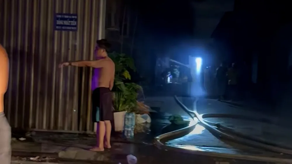 Đám cháy bùng lên khoảng 1 giờ sáng ở cụm nhà xưởng trên đường Cây Cám, xã Vĩnh Lộc B. Ảnh: HT Cháy dữ dội xưởng nhựa ở Bình Chánh lúc 1 giờ sáng