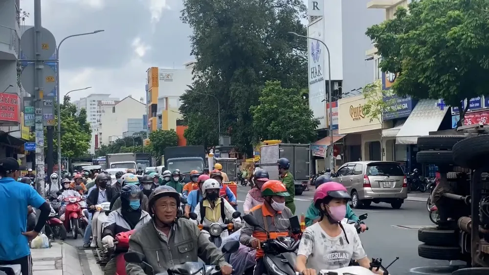 Xe tải đang chạy bị lật ở Tân Phú, tài xế mắc kẹt, giao thông ùn ứ