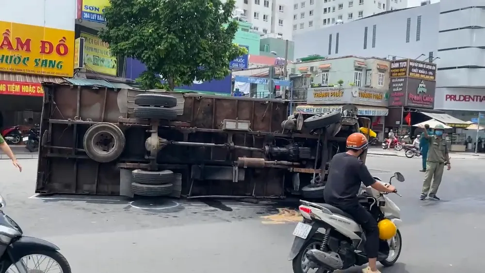Xe tải đang chạy bị lật ở Tân Phú, tài xế mắc kẹt, giao thông ùn ứ