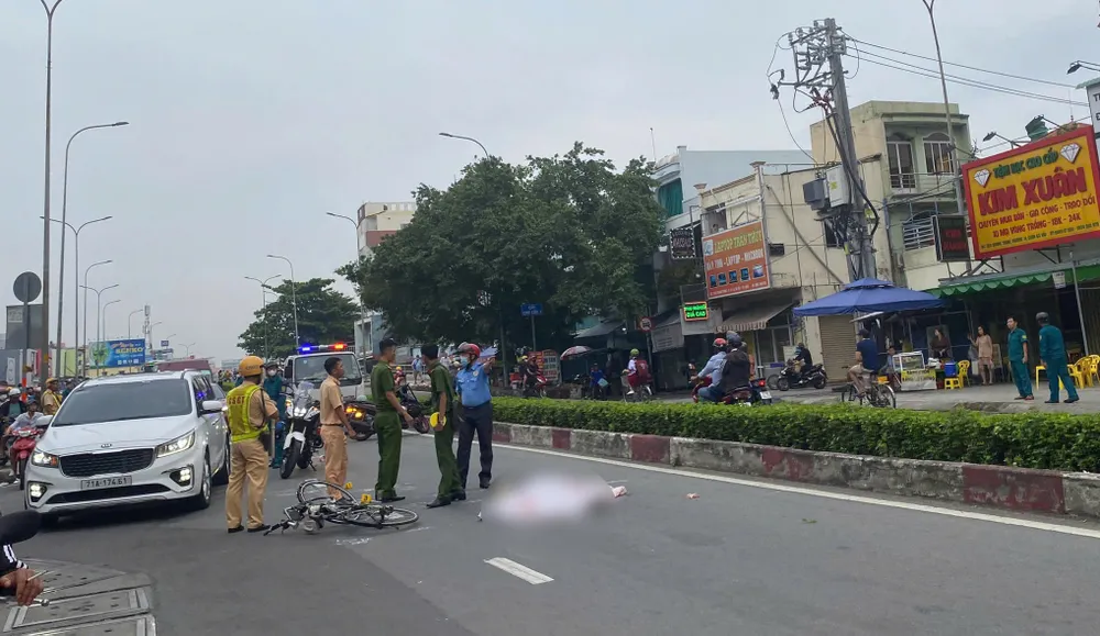 Xe tải cán chết người đi xe đạp ở cầu Chợ Cầu, đường kẹt cứng