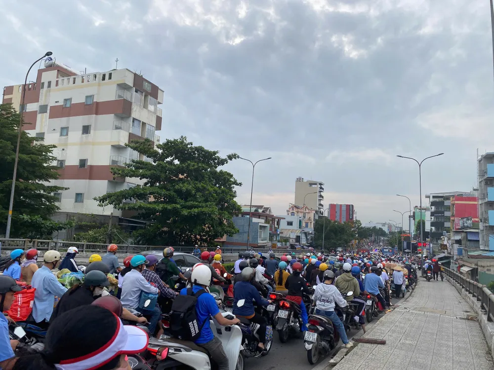 Xe tải cán chết người đi xe đạp ở cầu Chợ Cầu, đường kẹt cứng