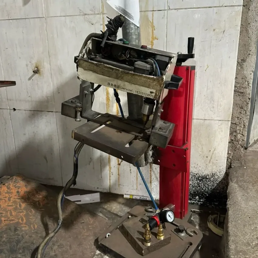 Công cụ, thiết bị dùng để đục lại số khung, số máy bị công an thu giữ. Ảnh: CA Đường dây biến ‘xe trộm cắp’ thành xe mới hoạt động như thế nào
