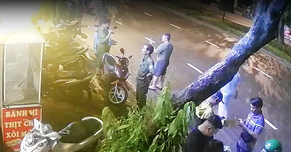 Công an sau đó phong tỏa, khám nghiệm hiện trường điều tra nguyên nhân vụ việc. Ảnh: NT Nam thanh niên nghi bị đâm chết trong hẻm đường Tô Ký