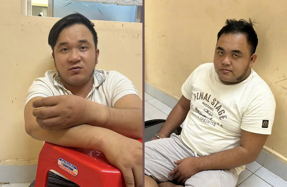 Hai anh em ruột gồm Thân (bên trái) và Thế tại cơ quan điều tra. Ảnh: CA Vợ chồng, anh em ruột đưa giấy tờ giả từ Campuchia về TP.HCM tiêu thụ