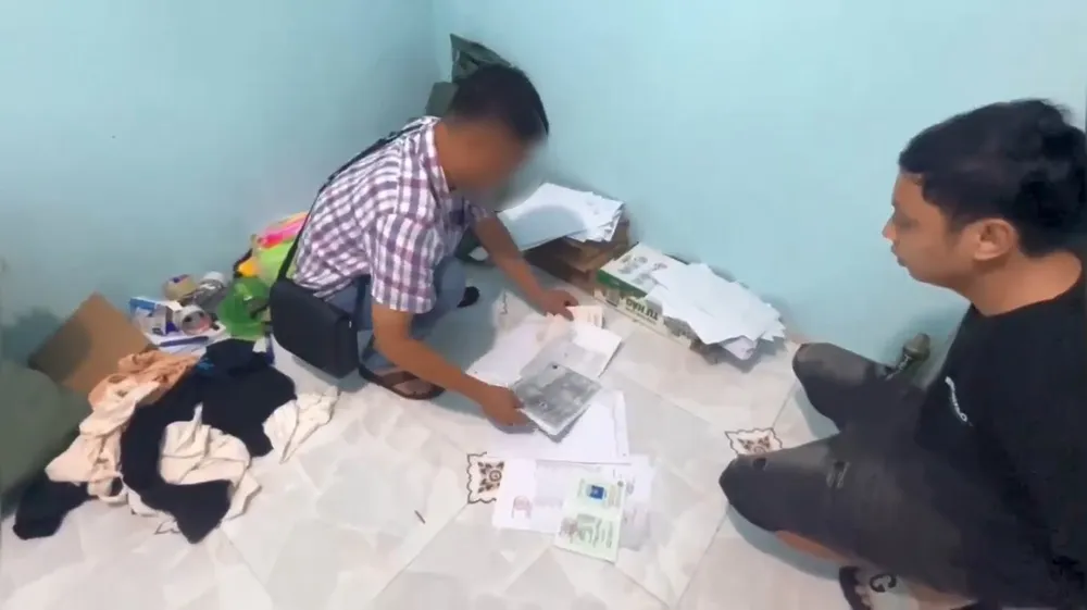 Công an hiện đang mở rộng điều tra, xử lý với đường dây này. Ảnh: CA Vợ chồng, anh em ruột đưa giấy tờ giả từ Campuchia về TP.HCM tiêu thụ
