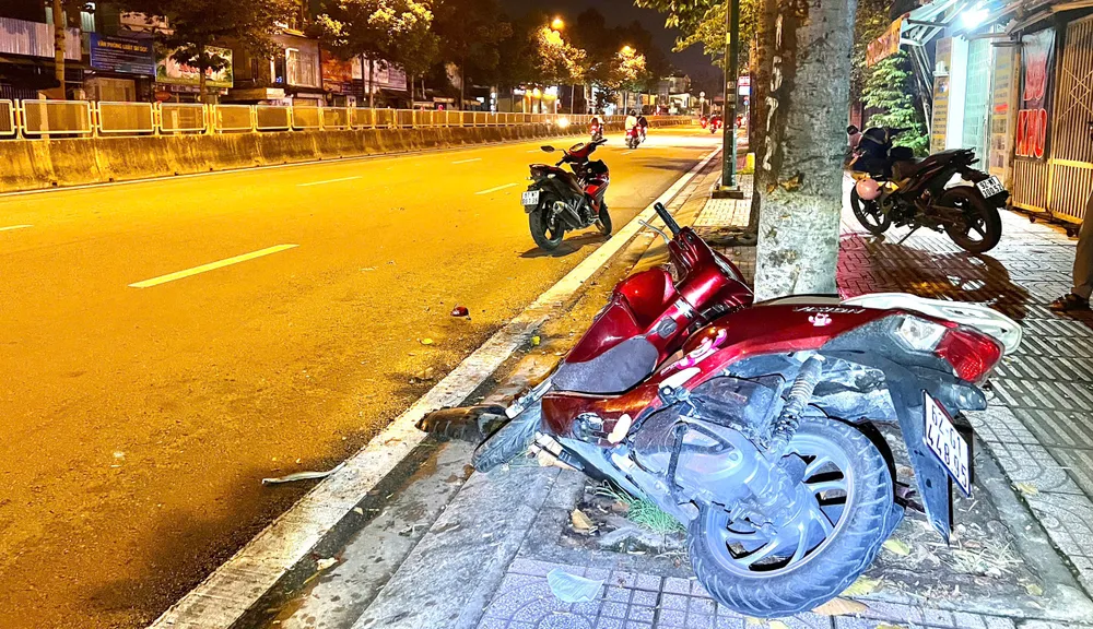Nam thanh niên tự tông vào gốc cây ven đường Phạm Văn Đồng, khuya 22-9. Ảnh: HT nam-thanh-nien-tu-tong-vao-goc-cay-bat-tinh-tren-duong-pham-van-dong (1).jpg
