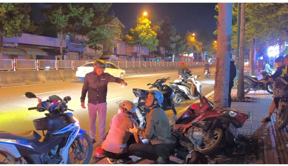 Nạn nhân bị thương nặng được người đi đường hỗ trợ đưa vào bệnh viện cấp cứu. Ảnh: HT nam-thanh-nien-tu-tong-vao-goc-cay-bat-tinh-tren-duong-pham-van-dong (2).jpg