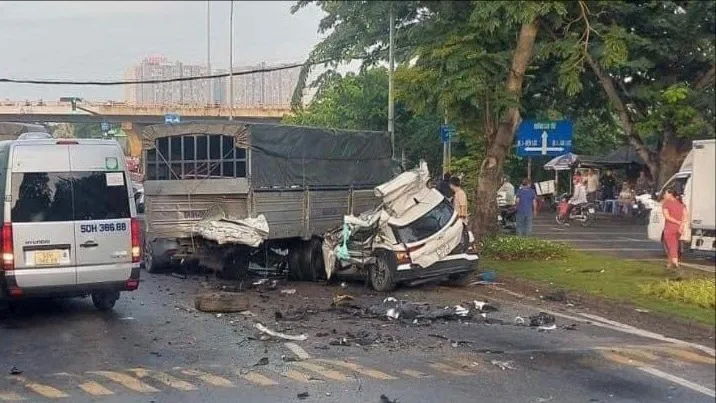 Vụ tông xe liên hoàn trên đường Nguyễn Văn Linh vào sáng 23-9. Ảnh: HT Tông xe liên hoàn trên đường Nguyễn Văn Linh, 2 người chết, giao thông ùn ứ
