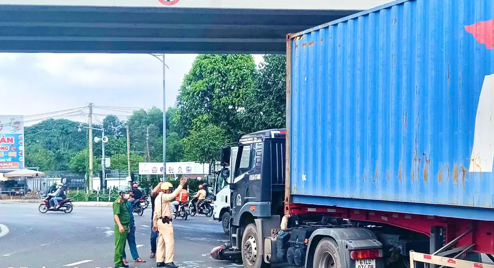 Lực lượng chức năng sau đó phong tỏa, xử lý hiện trường vụ tai nạn. Ảnh: PH va-cham-xe-container-va-xe-may-1-nguoi-bi-hat-vang-o-gam-cau-vuot-hoa-an-2.jpg