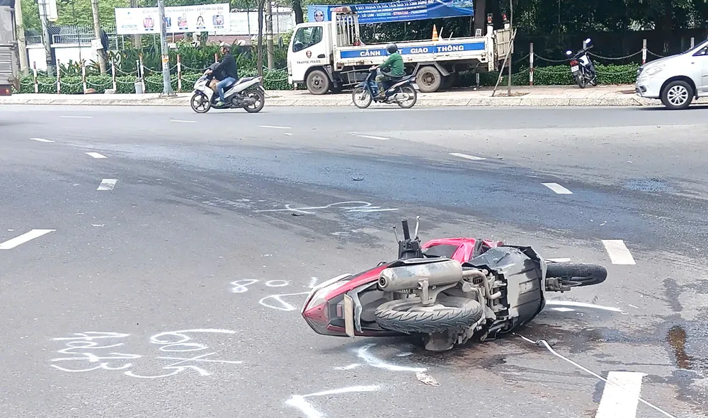 Chiếc xe máy bị hư hỏng sau va chạm. Ảnh: HT va-cham-xe-container-va-xe-may-1-nguoi-bi-hat-vang-o-gam-cau-vuot-hoa-an.jpg