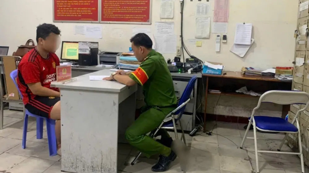 Công an lập hồ sơ, xử lý với A vì hoang báo bị cướp. Ảnh: CA Mang xe đi cầm rồi đến công an Bình Chánh hoang báo bị cướp