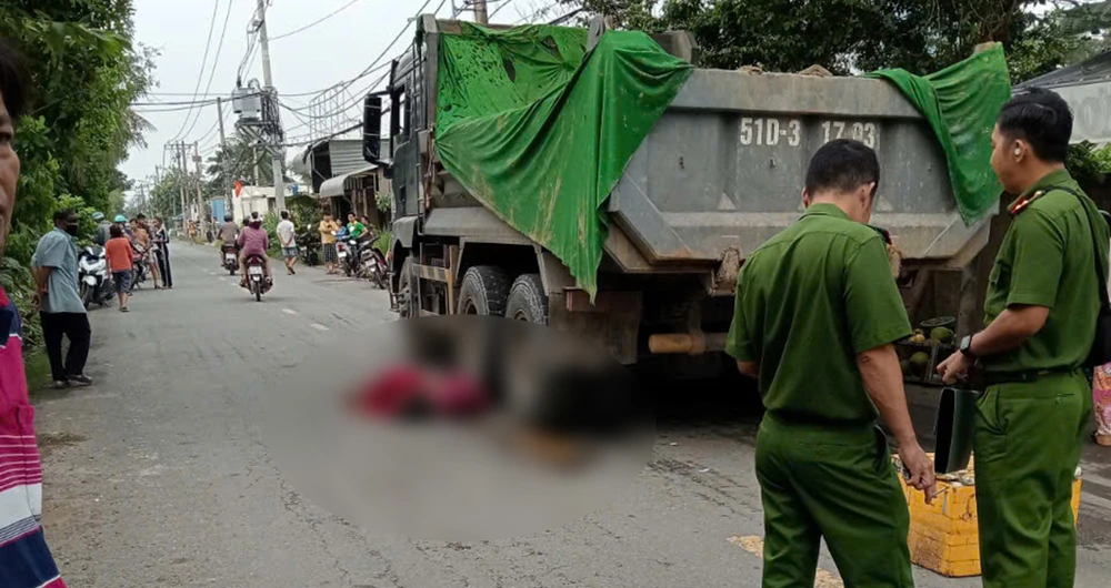 Va chạm xe ben và xe máy ở Bình Chánh, người phụ nữ tử vong