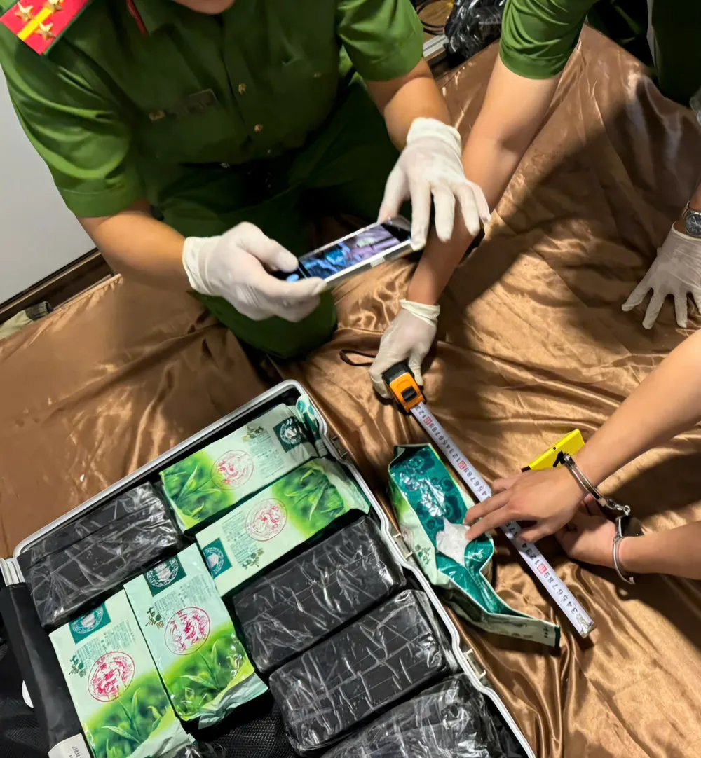 Công an khám nghiệm, kiểm tra số ma túy thu được. Ảnh: CA 4 chuyên án ma túy do Công an TP.HCM triệt phá mà Bộ Công an có thư khen