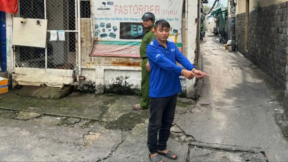 Cường nhanh chóng bị bắt sau khi thực hiện liên tục hai vụ cướp giật dây chuyền. Ảnh: CA Hình sự đặc nhiệm 4 ngày phá 5 vụ cướp giật ở TP.HCM