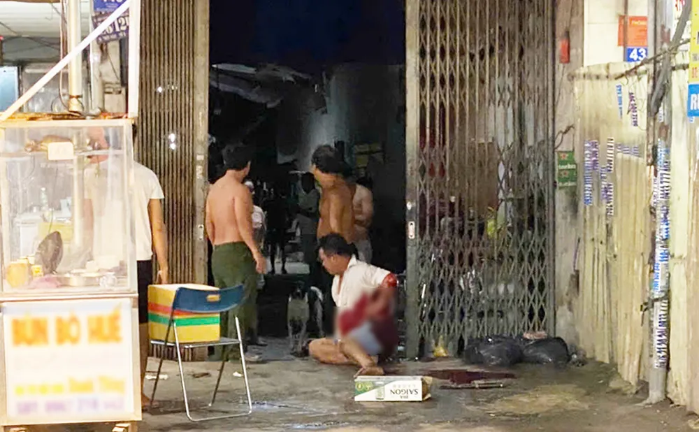 Vào tối hôm trước, một người đàn ông cũng bị đâm chém trọng thương ở đường Thới Hòa. Ảnh: HT Đậu xe trong hẻm, tài xế công nghệ bị chém ở Bình Chánh