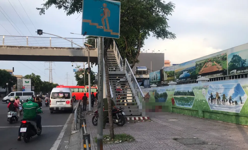 Thi thể người đàn ông sau đó được đưa về nhà xác để phục vụ điều tra. Ảnh: CA Người đàn ông gục chết trước Bến xe Miền Tây