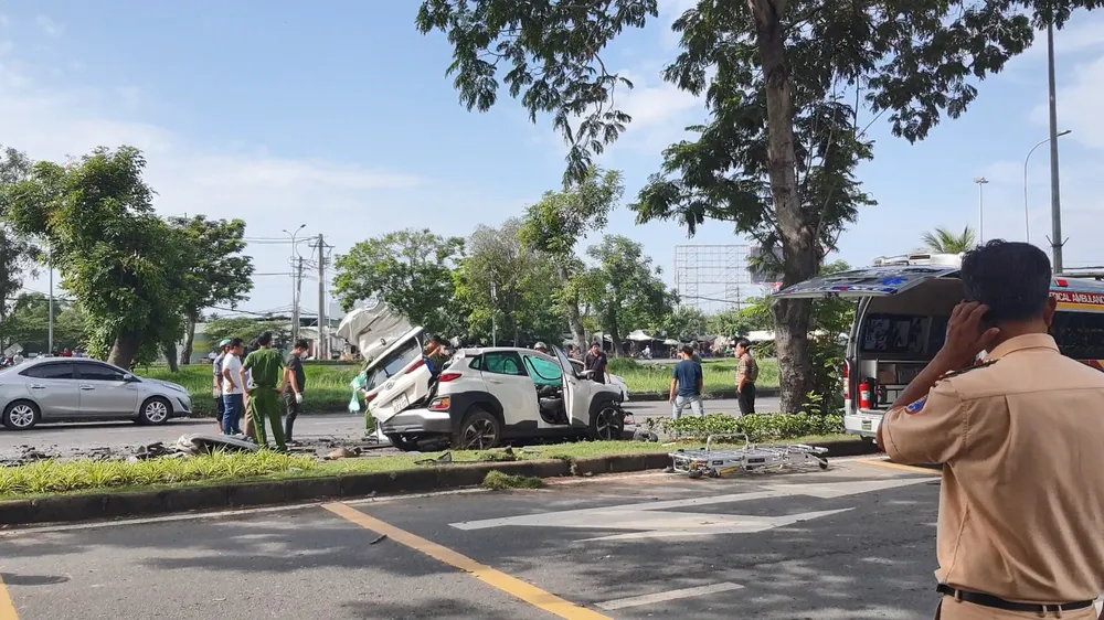 Cơ quan chức năng sau đó phối hợp phong tỏa, khám nghiệm hiện trường để điều tra. Ảnh: HT Thông tin mới vụ tai nạn liên hoàn khiến 2 người chết ở Bình Chánh