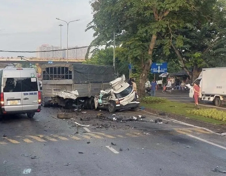 Vụ tai nạn khiến hai người trên xe ô tô tử vong. Ảnh: HT Thông tin mới vụ tai nạn liên hoàn khiến 2 người chết ở Bình Chánh