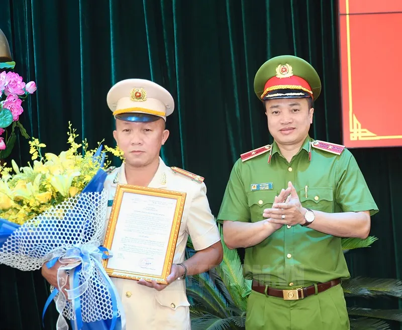 Thiếu tướng Mai Hoàng, Phó Giám đốc Công an TP.HCM, chúc mừng Thượng tá Phan Thanh Bình được giao nhiệm vụ mới. Ảnh: Web Thành uỷ TP.HCM truong-phong-csdt-toi-pham-ma-tuy-tp-hcm-lam-truong-cong-an-quan-4 (1).jpg