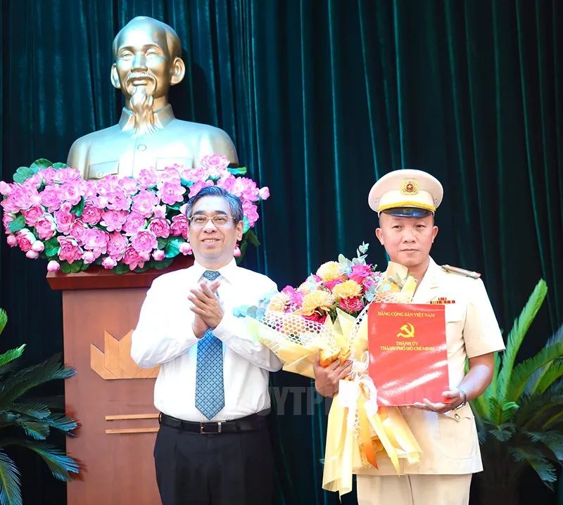 Phó Bí thư Thành ủy, Phó Bí thư Đảng Đoàn, Chủ tịch Ủy ban MTTQ Việt Nam TP.HCM Nguyễn Phước Lộc trao Quyết định cho Thượng tá Phan Thanh Bình. Ảnh: Web Thành uỷ TP.HCM truong-phong-csdt-toi-pham-ma-tuy-tp-hcm-lam-truong-cong-an-quan-4 (2).jpg