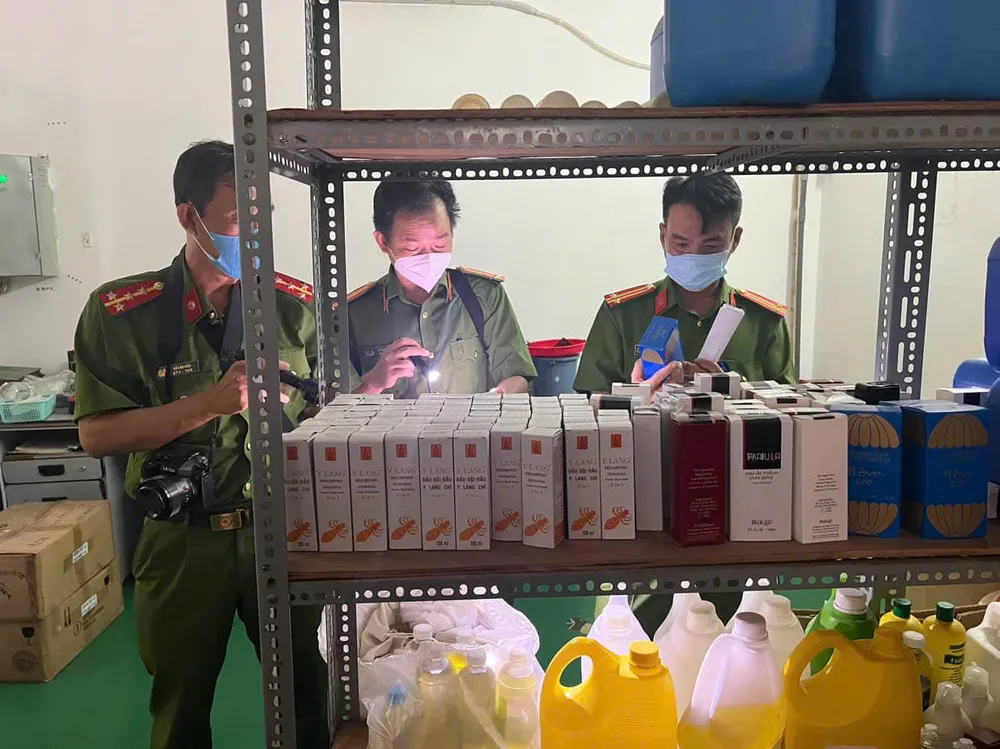 phat-hien-so-luong-lon-hoa-chat-co-goc-xyanua-cuc-doc-o-quan-5 (3).jpg